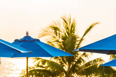 Otel ve Resort Neary deniz Ocea yüzme havuzu etrafında şemsiye