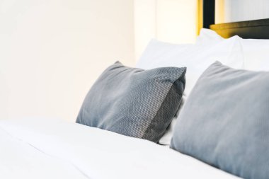 Hafif lamba ile yatakta güzel lüks rahat yastık