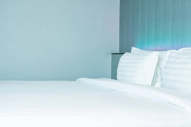 B yatak dekorasyonu üzerinde güzel lüks rahat beyaz yastık