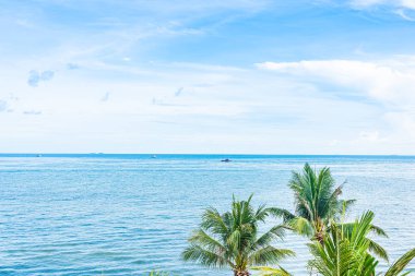 Beyaz bulut ile güzel panoramik manzara veya deniz manzarası okyanus