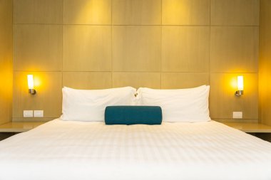 Yatak dekorasyon iç güzel beyaz yastık ve battaniye