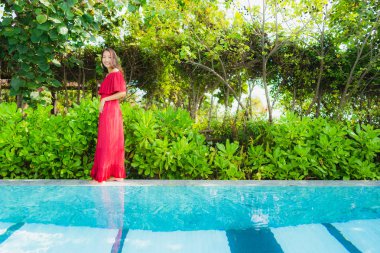 Portre güzel genç Asyalı kadın yüzme p dinlenmek eğlence