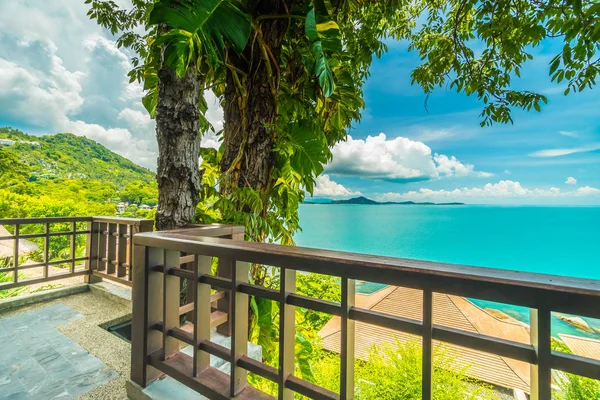 Deniz ve okyanus manzaralı sandalyeli veranda veya balkon — Stok fotoğraf