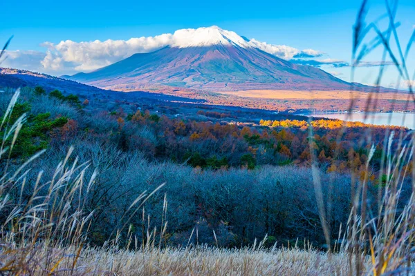 Bela montanha fuji em yamanakako ou lago yamanaka — Fotografia de Stock