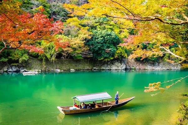 Belo rio Arashiyama com árvore de folha de bordo e barco ao redor — Fotografia de Stock