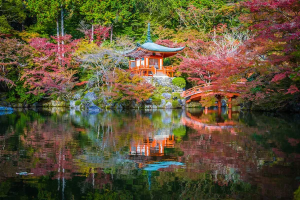 Magnifique temple Daigoji avec arbre coloré et feuille en automne s — Photo