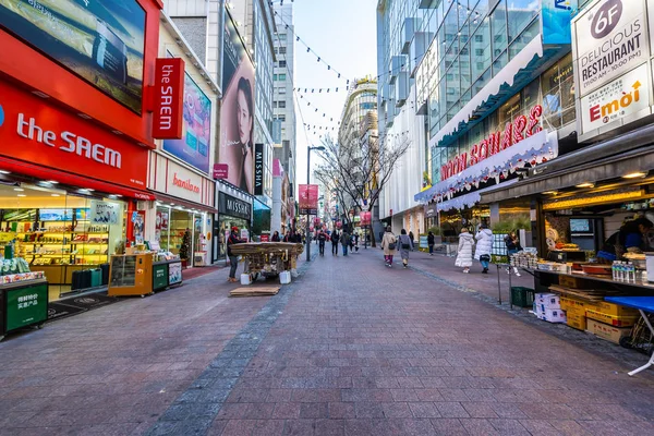 Seul, Coréia do Sul 10 dezembro 2018: Myeong dong mercado é o — Fotografia de Stock