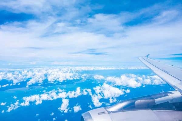 Flygvy över flygplansvinge med blå himmel — Stockfoto