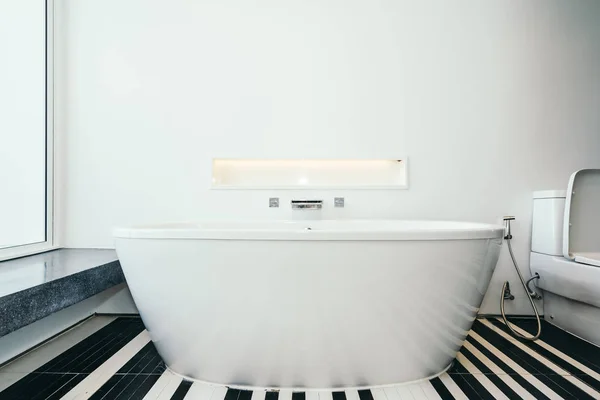 Gyönyörű luxus fehér fürdőkád dekoráció belsejét fürdőszoba — Stock Fotó