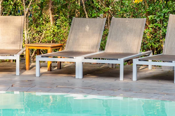 Pusty fotel wokół basenu w hotelowym kurorcie — Zdjęcie stockowe