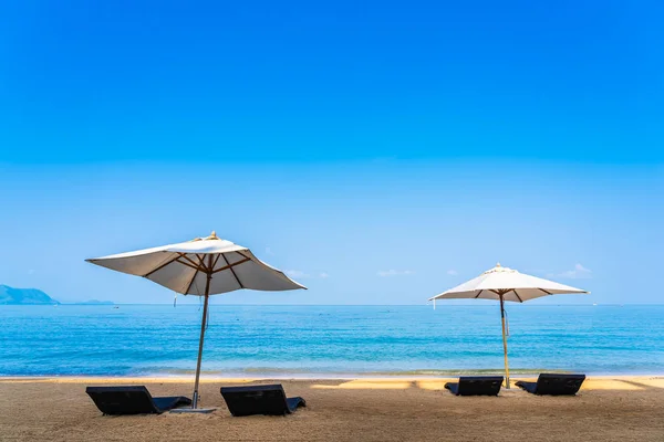 Krzesło parasole i leżaki na plaży morze ocean na sk — Zdjęcie stockowe