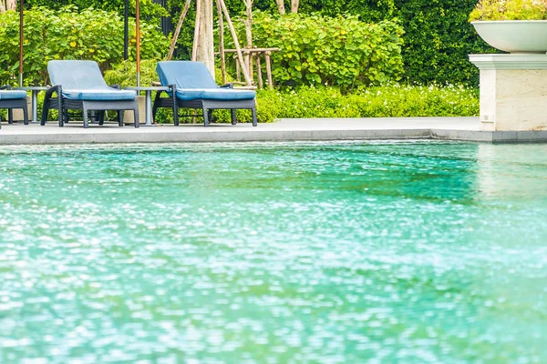 Hermosa piscina al aire libre en hotel y complejo con silla a — Foto de Stock