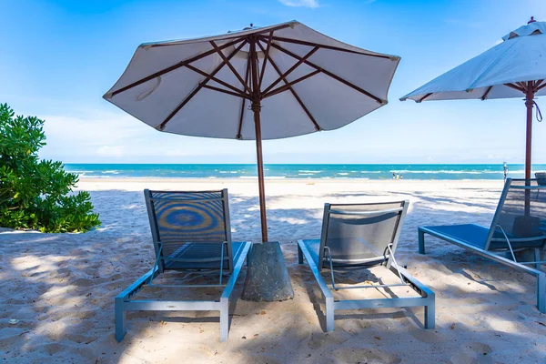 Parapluie et chaise autour du beau paysage extérieur de la plage s — Photo
