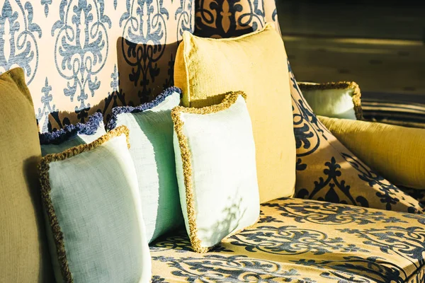 Cuscino su divano decorazione in soggiorno interno — Foto Stock