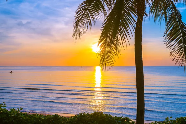 Beau paysage tropical extérieur de la mer plage océan avec coc — Photo