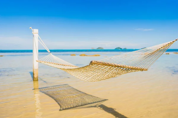 Beautiful empty hammock around tropical beach sea ocean for holi — Stock Photo, Image