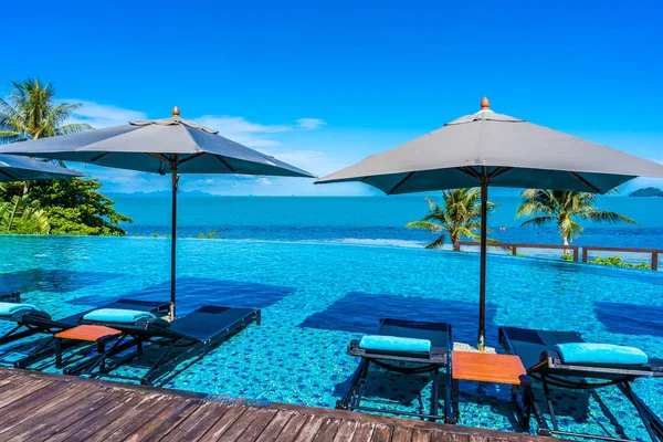 Прекрасний розкішний відкритий басейн в готельному курорті з морем — стокове фото