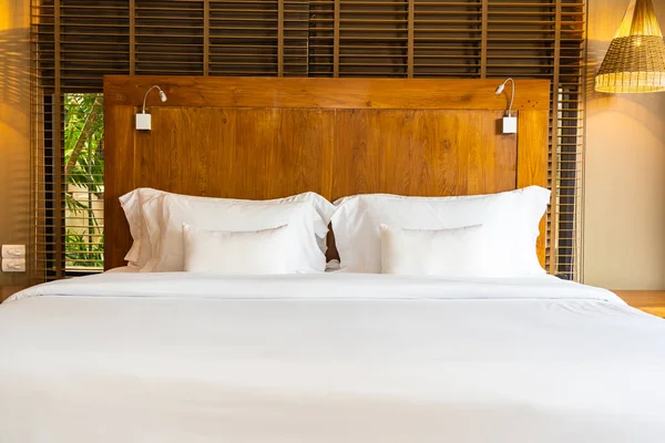 Роскошь удобная белая подушка на кровати и одеяло dec — стоковое фото