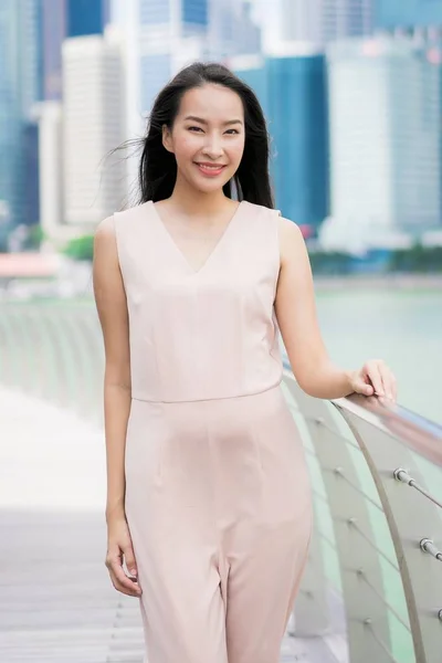 Beautiful asian woman smile and happy to travel in singapore cit — Stock Photo, Image