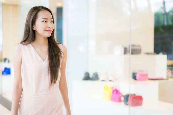 Vacker asiatisk kvinna leende och glad i köpcentrum — Stockfoto