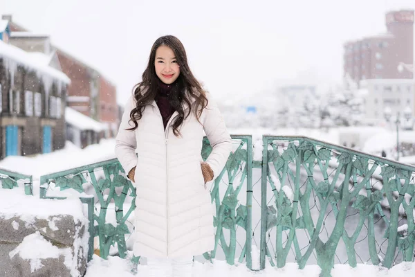 Beautiful young asian woman smile and happy with travel trip in — Stock Photo, Image