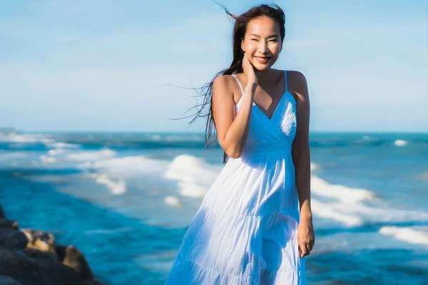 Retrato bonito jovem asiático mulher feliz sorriso relaxar ao redor ne — Fotografia de Stock