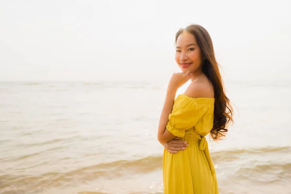 Retrato bonito jovem asiático mulher andar na praia e mar o — Fotografia de Stock