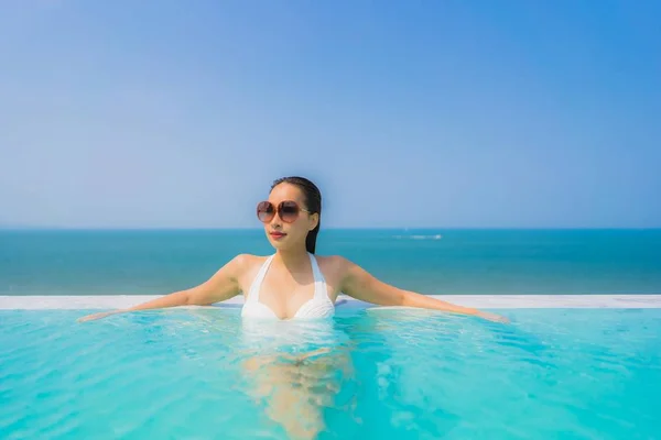 Retrato hermosa joven asiática mujer feliz sonrisa relajarse en swimmi — Foto de Stock