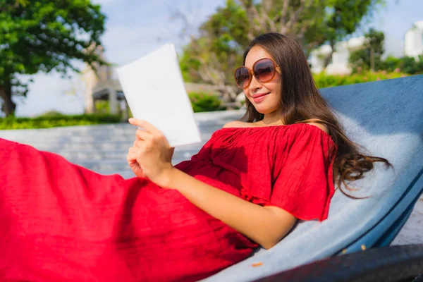 Ritratto bella giovane donna asiatica lettura libro in piscina po — Foto Stock