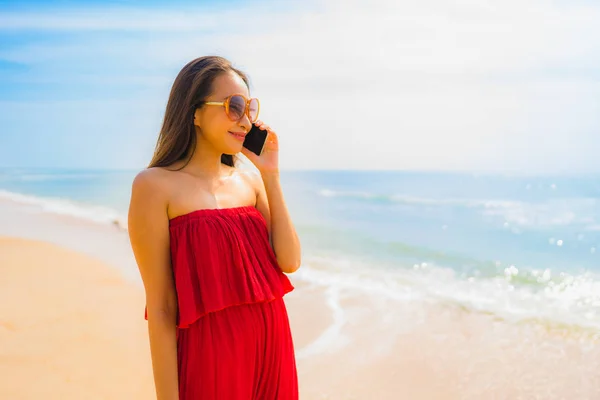 Retrato hermosa joven asiática mujer utilizando el teléfono celular o móvil p — Foto de Stock