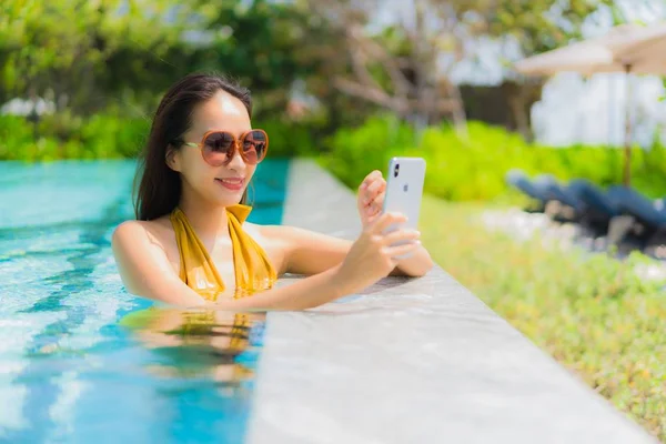 Retrato hermosa joven asiática mujer utilizando el teléfono móvil o celular — Foto de Stock