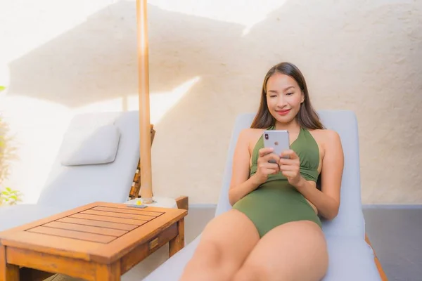 Retrato hermosa joven asiática mujer sentado en la silla cubierta w — Foto de Stock