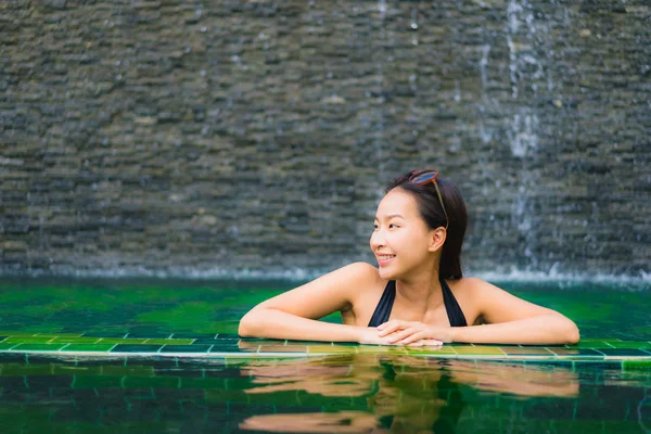 초상화 아름다운 젊은 아시아 여자 에 수영장 주위에 뜨거운 — 스톡 사진