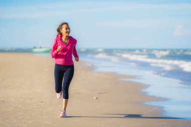 Portre güzel genç Asyalı kadın çalışan ve t üzerinde egzersiz