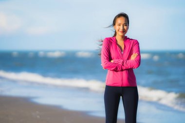 Portre güzel genç Asyalı kadın çalışan ve t üzerinde egzersiz