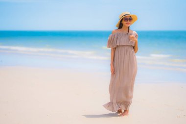 Portre güzel genç Asyalı kadın mutlu gülümseme Relax tr