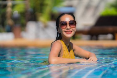 Portre güzel genç kadın eğlence gülümsemek ve hap