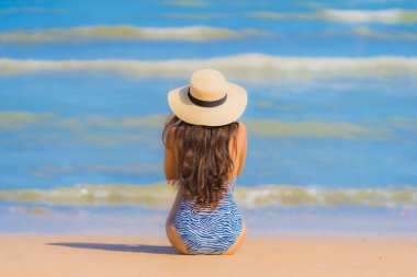 Portre güzel genç Asyalı kadın mutlu gülümseme Relax tr