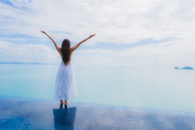 Portre genç asyalı kadın yüzme kaka etrafında mutlu gülümseme dinlenmek