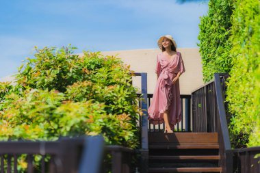 Portre güzel genç Asyalı kadın deniz plaj okyanus arıyor