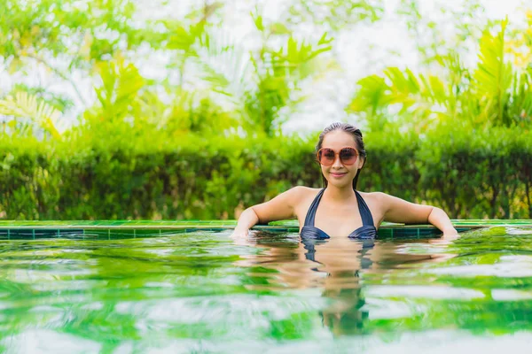 Porträt schöne junge asiatische Frau im Schwimmbad um heiß — Stockfoto