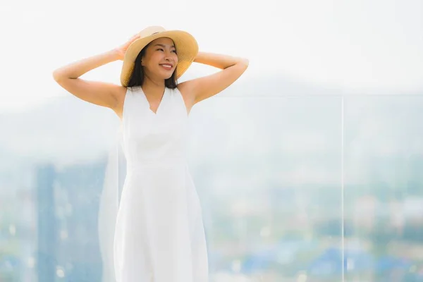 Ritratto bella giovane donna asiatica felice sorriso rilassarsi sul ro — Foto Stock