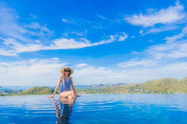 Asyalı genç gülümsemek güzel kadın portre mutlu dinlenmek