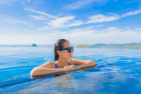 Portrait beautiful young asian woman smile happy relax around sw — Stock Photo, Image