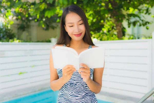 Retrato hermosa joven asiática mujer feliz sonrisa con lectura bo — Foto de Stock