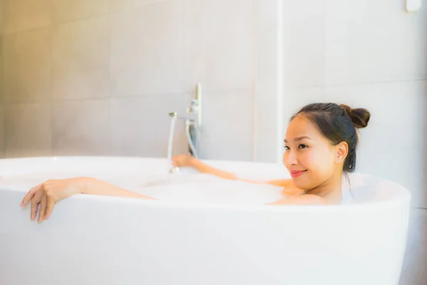 Portrait jeune belle femme asiatique prendre un bain dans la baignoire — Photo