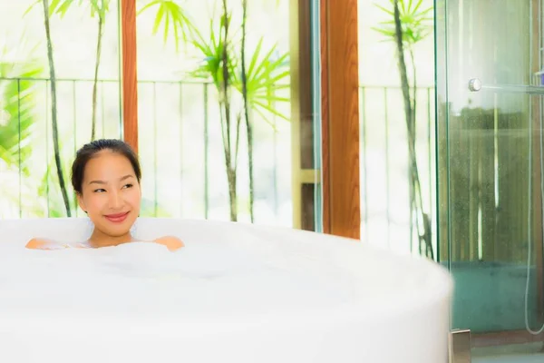 Ritratto giovane bella donna asiatica fare un bagno nella vasca da bagno — Foto Stock
