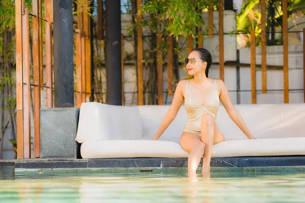 Retrato jovem bela asiática mulher feliz sorriso e relaxar no sw — Fotografia de Stock