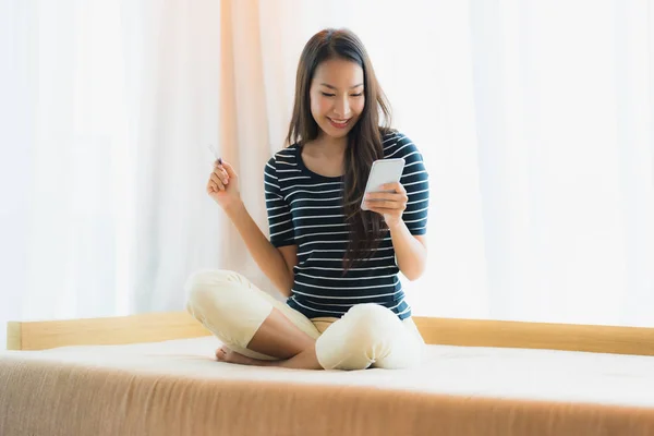 Ritratto bella giovane donna asiatica utilizzando cellulare o smart phone — Foto Stock