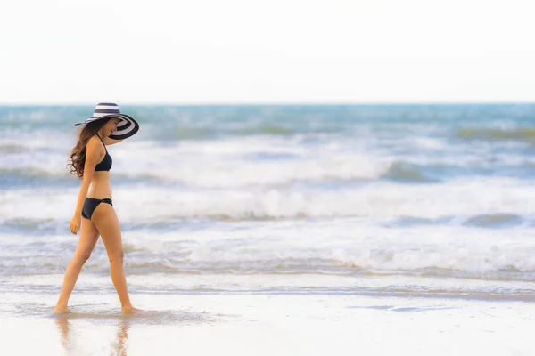 Retrato hermosa joven mujer asiática usar bikini en la playa se —  Fotos de Stock